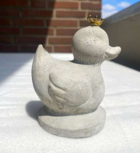 Süße graue beton ente mit - graue,